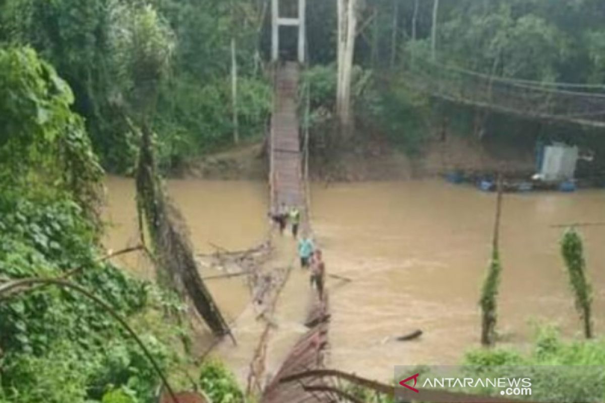 Tali jembatan gantung putus, warga berjatuhan ke sungai