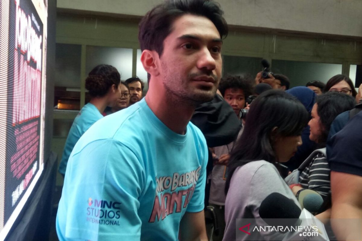 Reza Rahadian mengaku masih simpan barang mantan