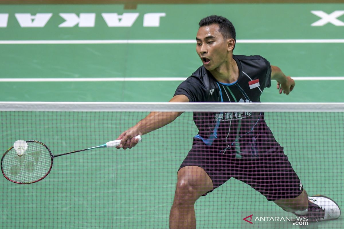 Tommy dijegal Kento Momota  pada semifinal Denmark Open