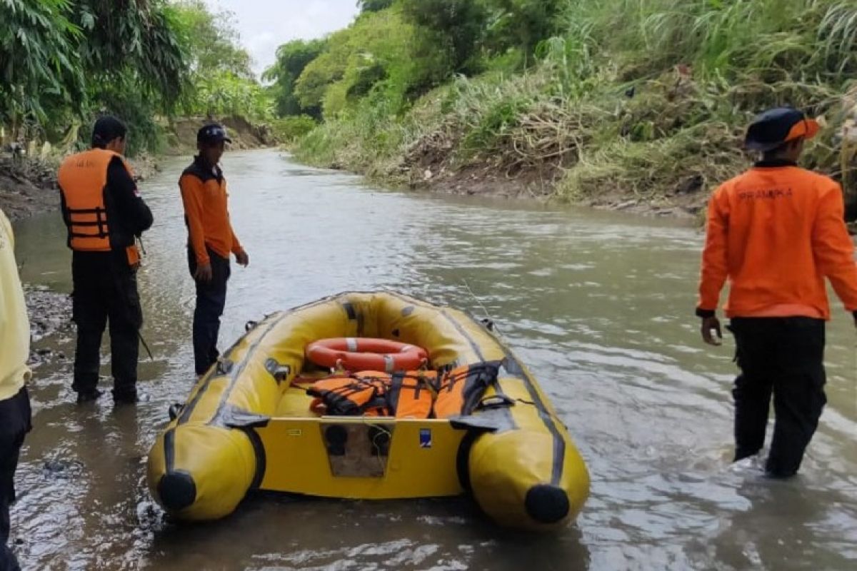 Warga asal Kaliwungu Kudus terseret arus Sungai Tunggul belum ditemukan