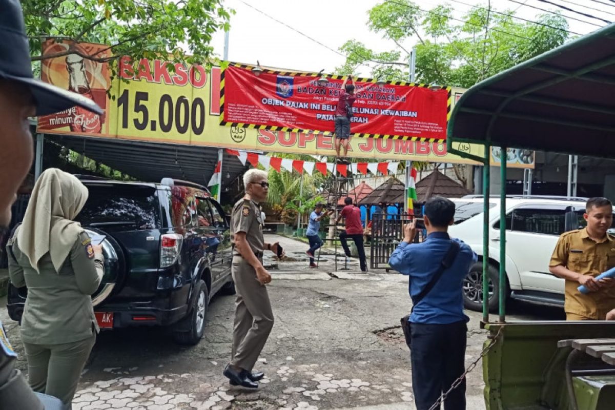 Warung bakso di Kota Mataram copot segel belum bayar pajak, Pemkot lapor polisi