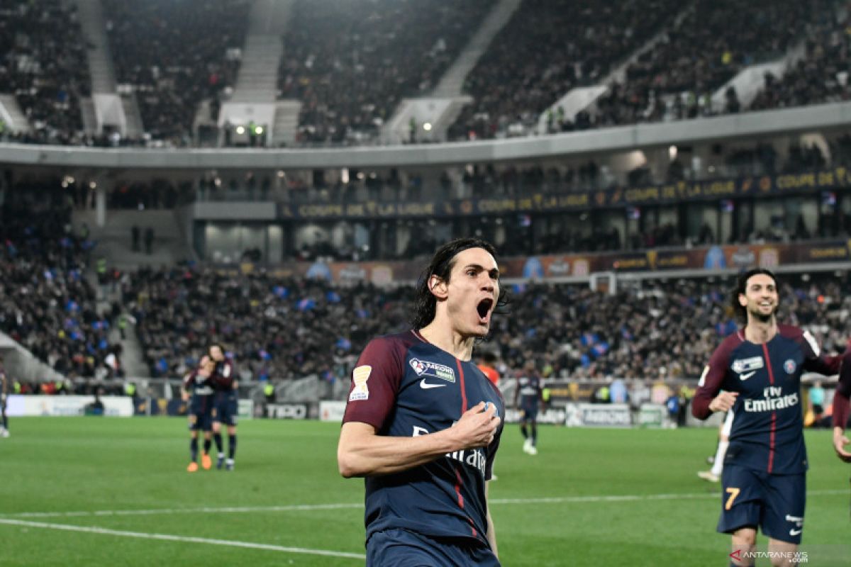 Ditawar 10 juta poundsterling plus bonus, Cavani ogah ke MU