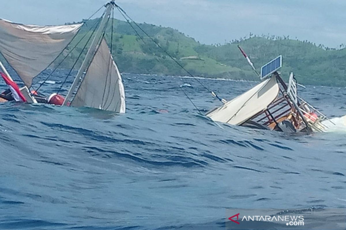 Kapal yang ditumpangi wartawan Istana terbalik dihantam ombak