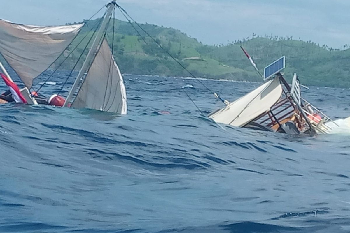 Kapal wartawan peliput kegiatan Presiden terbalik dihantam ombak di Labuan Bajo