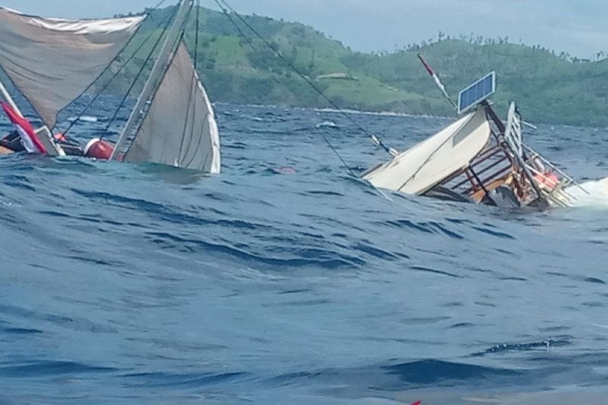 Kapal wartawan peliput kegiatan Presiden terbalik dihantam ombak di Labuan Bajo