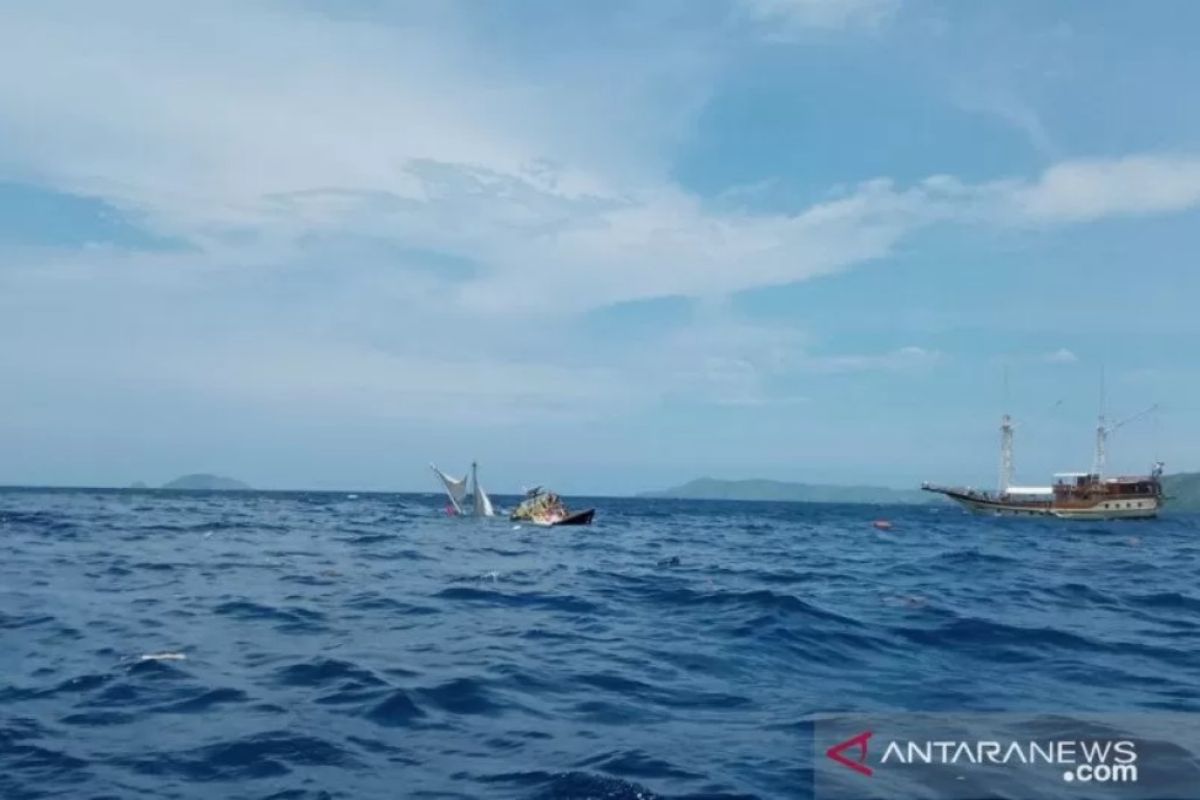 Kapal wartawan terbalik di Labuan Bajo