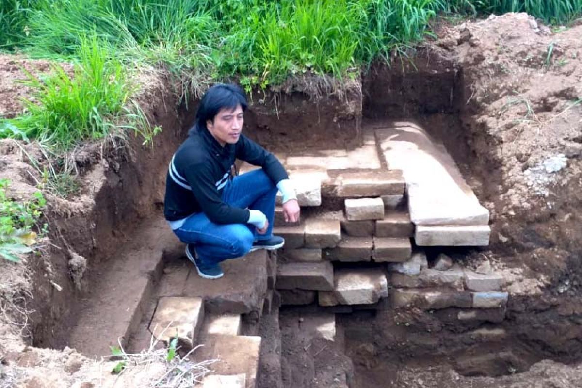 Temuan batuan diduga bangunan candi di Dieng segera diekskavasi