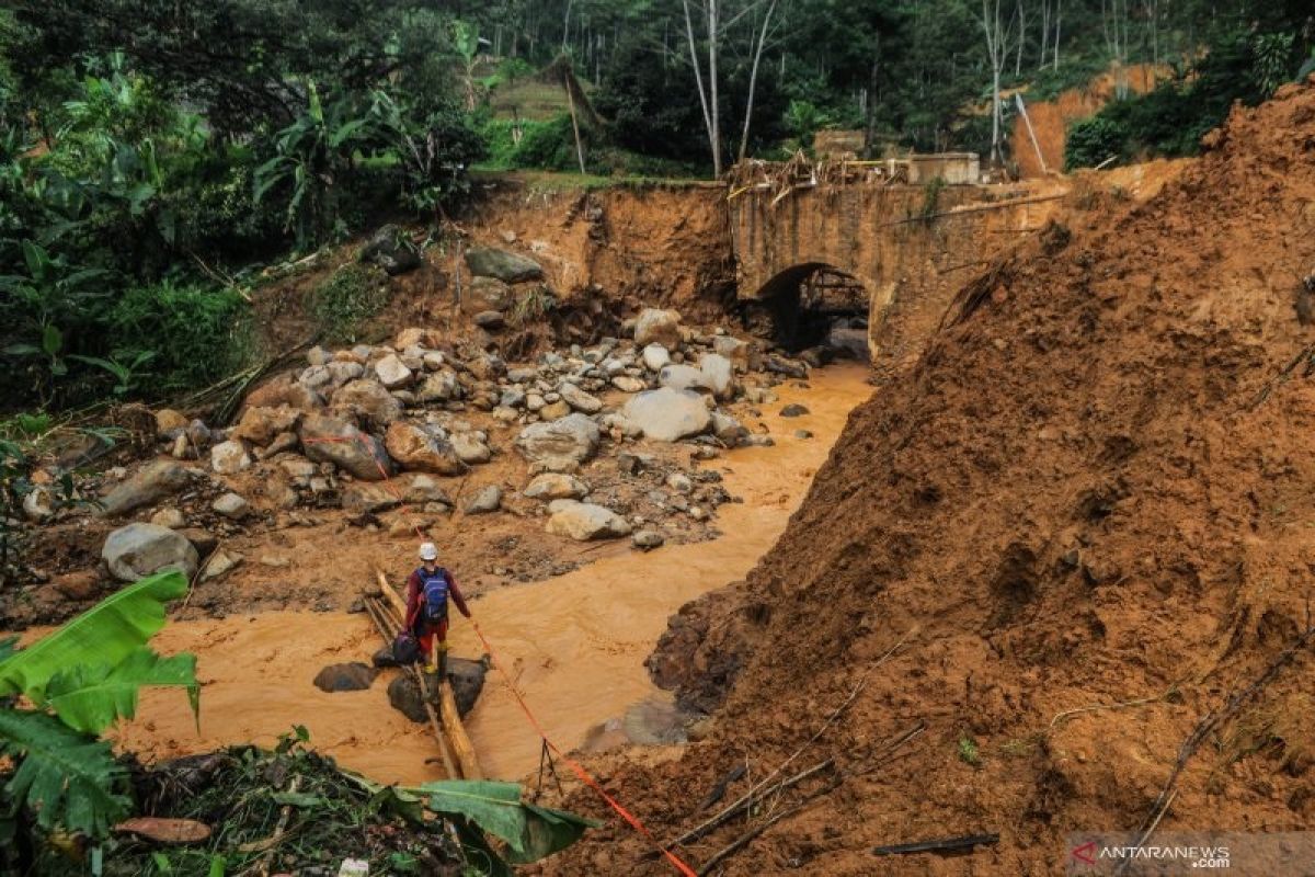 Evakuasi sepuluh titik longsor Sijunjung, Sumatera Barat dilanjutkan Rabu