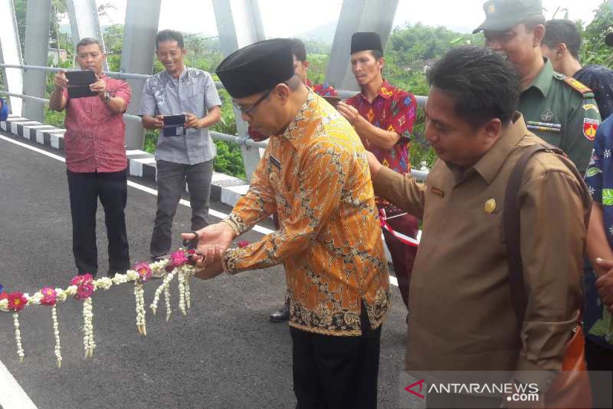 Pasar Papringan kini mudah diakses dengan adanya  Jembatan Karangtejo