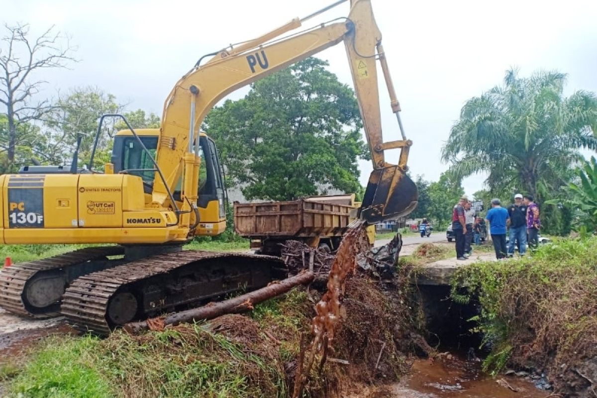 Pemkab Kotim kerahkan alat berat bersihkan saluran air cegah banjir