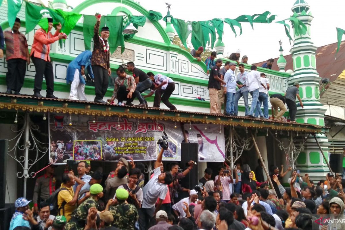 Festival Serak Gulo, ribuan warga Padang berjibaku merebut empat ton gula (Video)