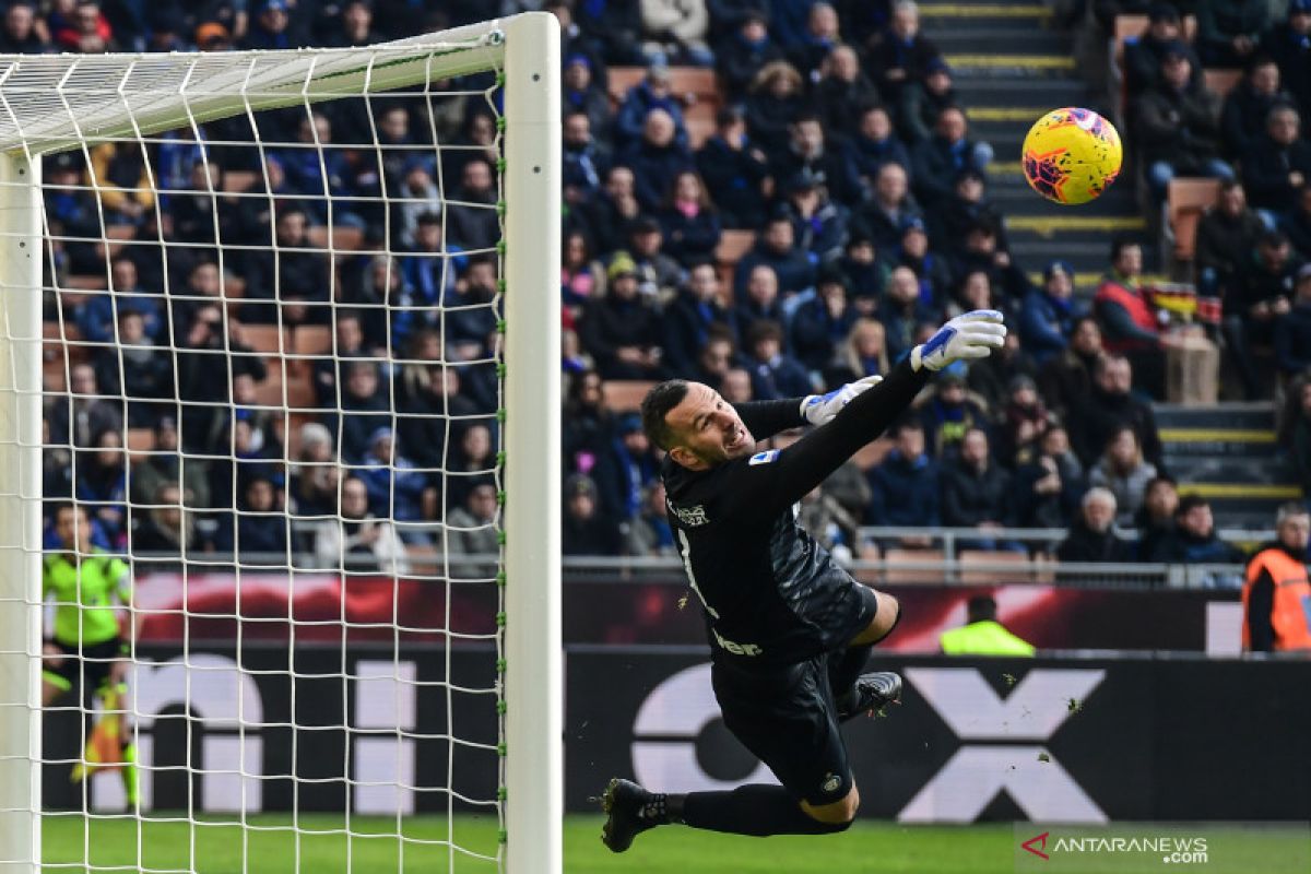 Kiper Inter Milan alami patah jari saat latihan. Kok bisa?