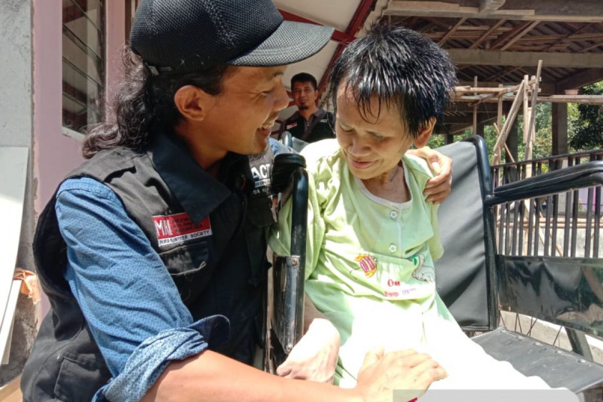 Jadi sarang tikus, rambut Mbah Iyah warga Getasan Semarang dipotong relawan RMI-ACT