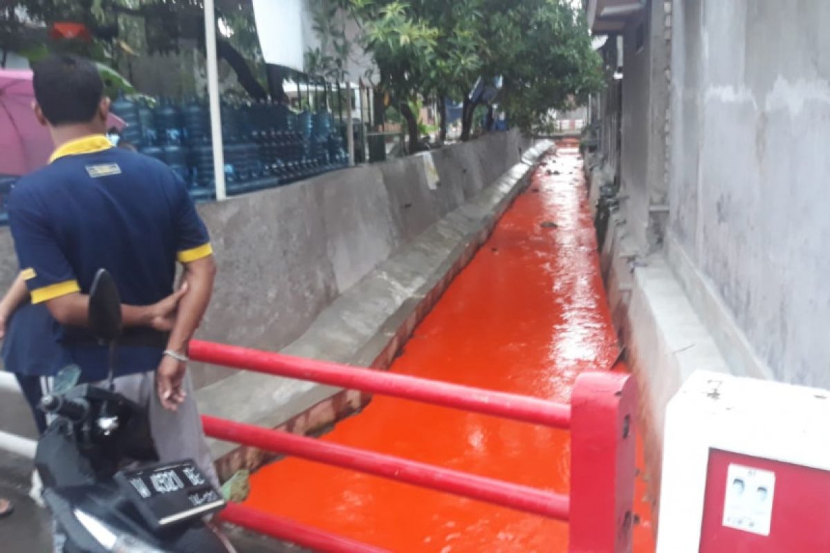 Sungai di Gresik memerah. Ini yang dilakukan polisi