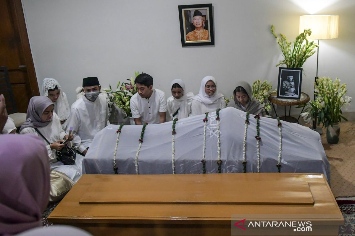 Bibir jenazah Gus Sholah menyunggingkan senyum, kata Hidayat Nur Wahid