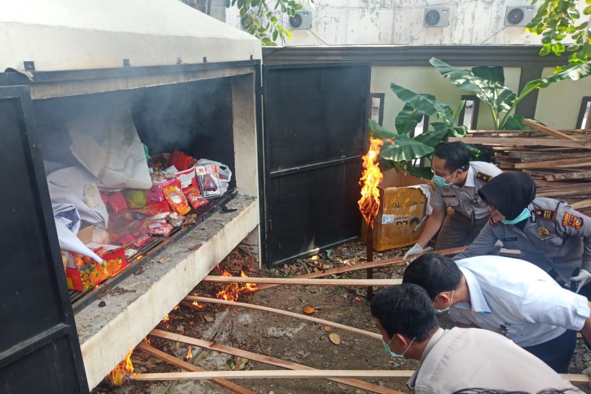 316 kilogram buah hingga daging babi ilegal dimusnahkan Karantina Pekanbaru