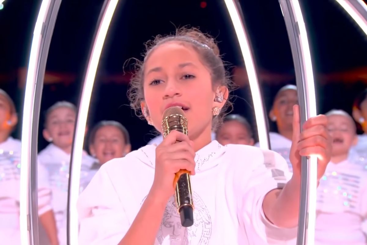 Emme, putri  JLo menyanyi di Super Bowl