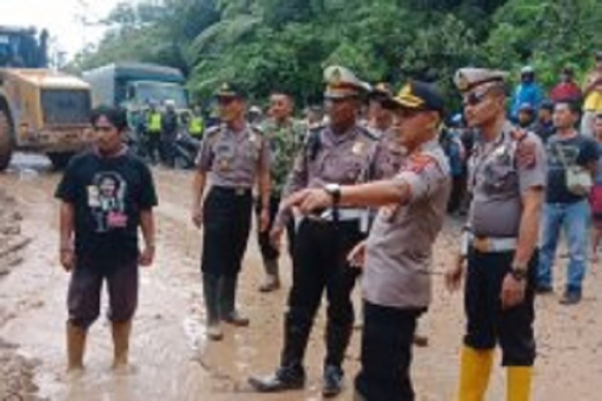 Jalan longsor di Harau Limapuluh Kota telah dapat dilalui kembali