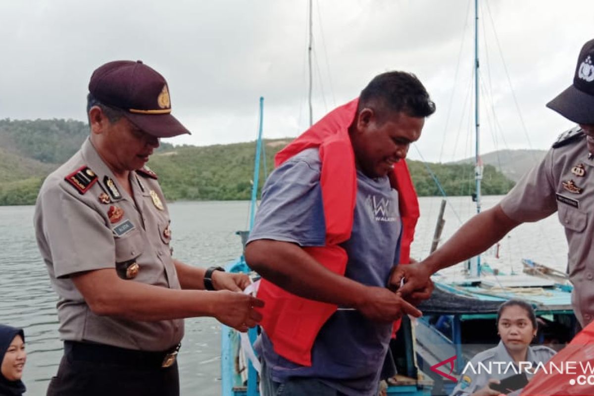 Polsek Tambelan berikan life jacket pada nelayan