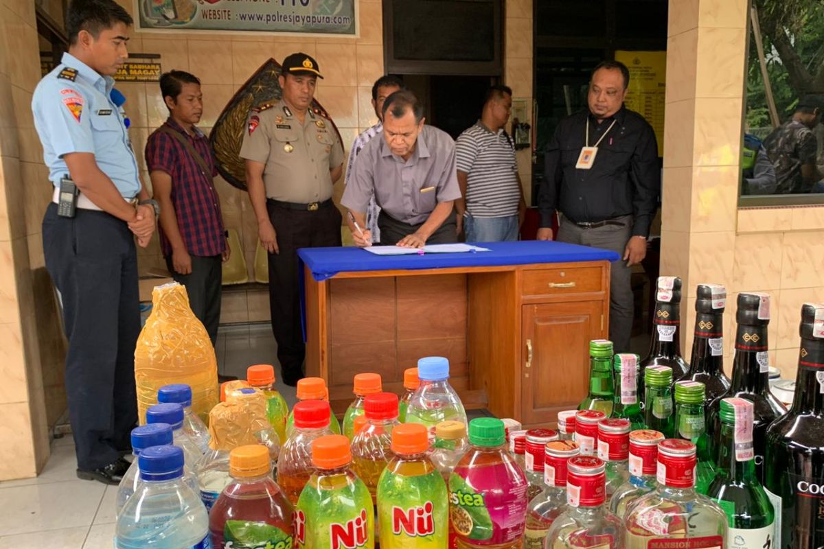 Polisi Bandara Sentani  Jayapura musnahkan 96 botol minuman keras