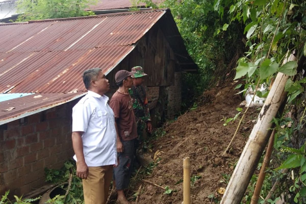 Hujan sebabkan tanah longsor dan banjir lokal di Manado