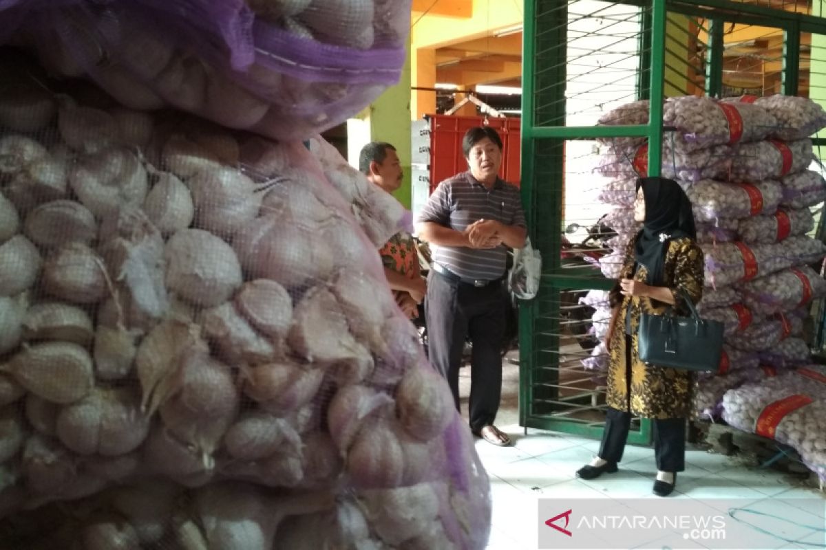 Stok bawang  putih impor di Kudus mulai menipis