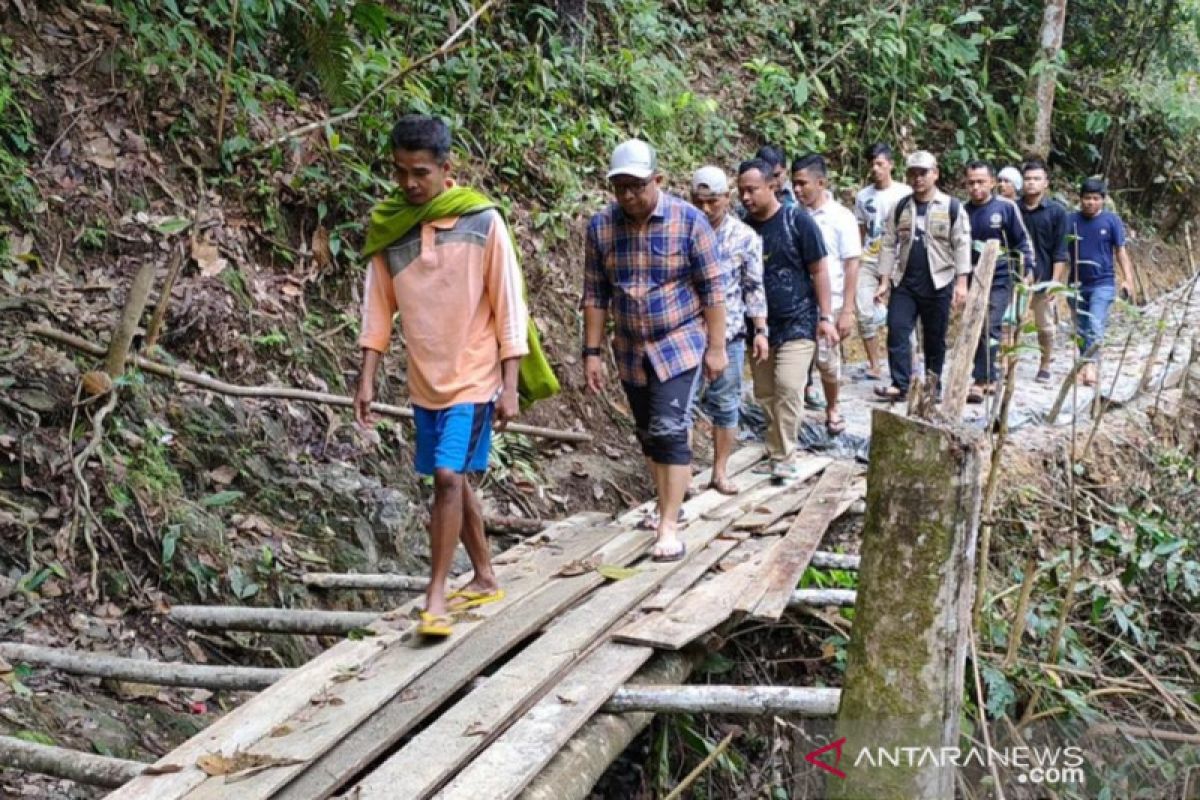 Berjalan kaki selama dua hari, Anggota DPRD Riau ini susuri 36 km jalur terisolir