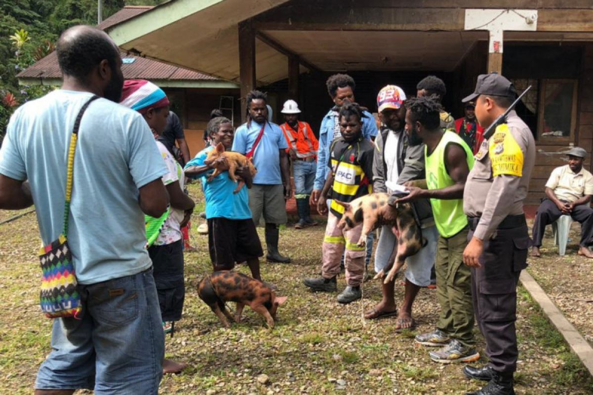 Bhabinkamtibmas Polres Mimika sambangi warga Kampung Waa Banti Tembagapura