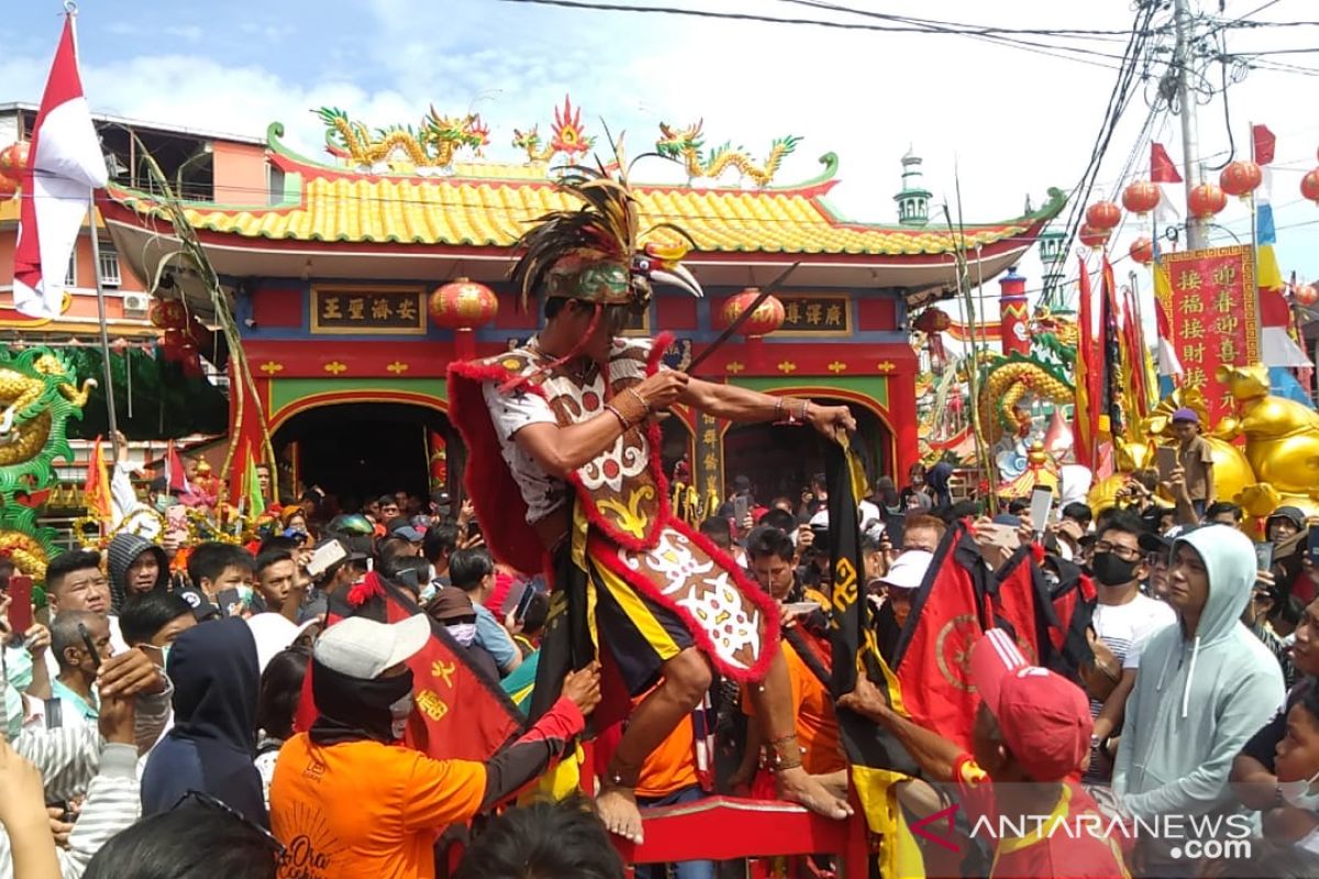 Jelang Cap Go Meh, Ratusan Tatung di Singkawang gelar ritual cuci jalan