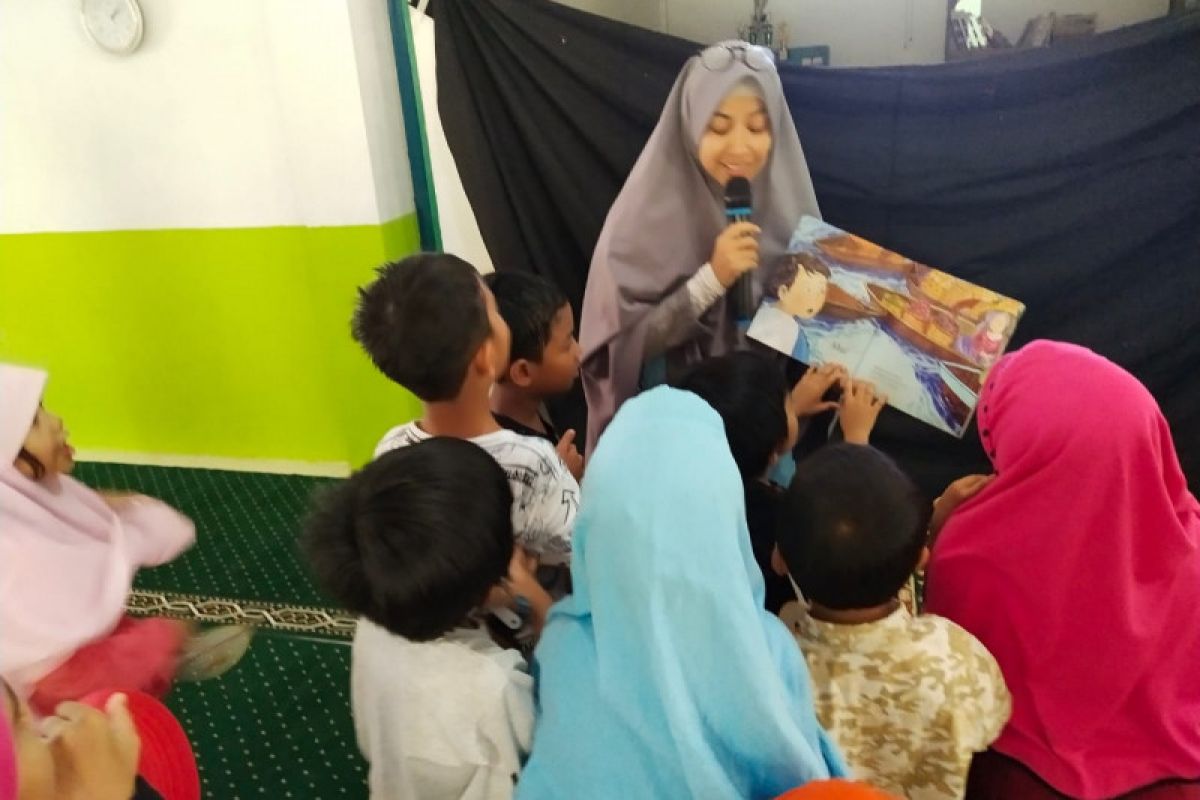 Ini manfaat membacakan buku dengan nyaring untuk anak, ayo praktikan