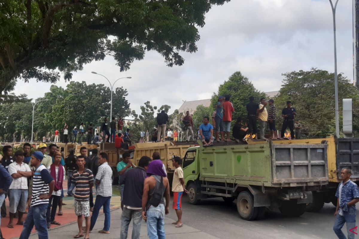 Supir truk se-Pekanbaru demo di DPRD Riau. Ini alasannya