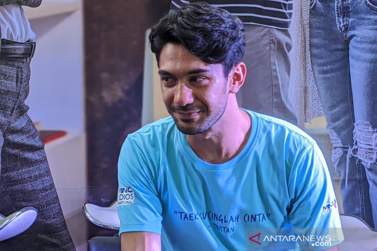 Cerita di balik penampilan urakan Reza Rahadian di "Toko Barang Mantan"