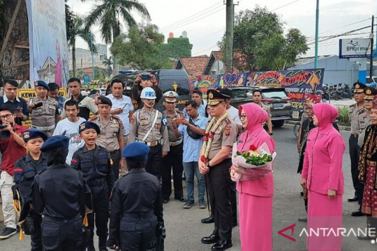 Kapolda Jambi Irjen Pol Firman Shantiyabudi dikalungi bunga "polisi cilik"