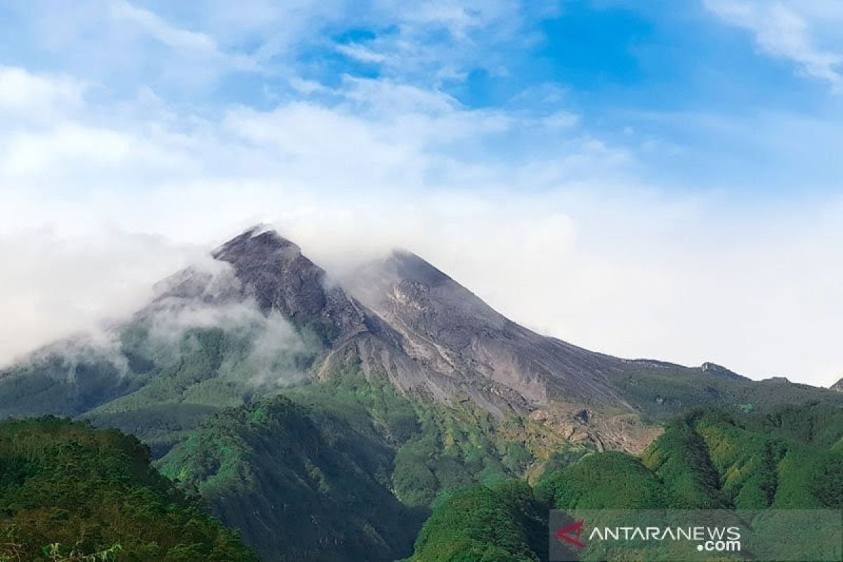 Merapi lima kali gempa guguran, warga jangan terpancing rumor erupsi