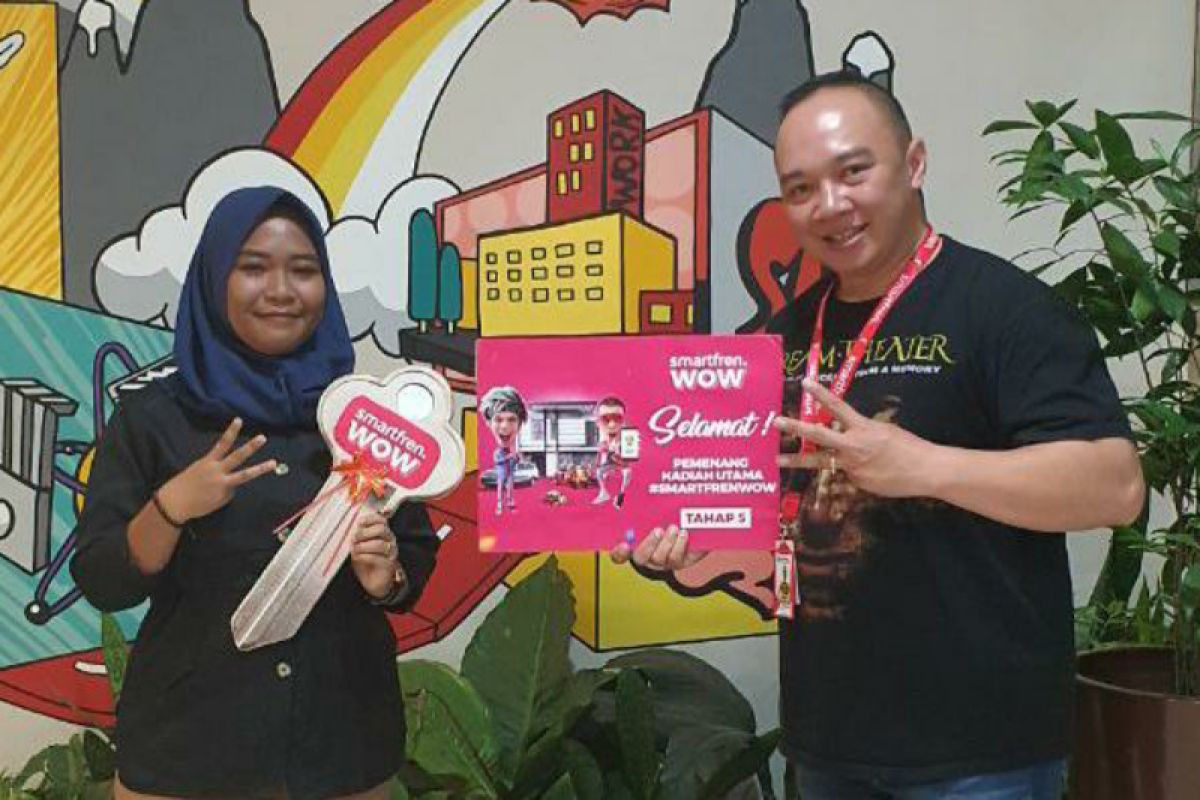 Mahasiswi asal Jakarta menangkan 1 unit rumah undian Smartfren WOW