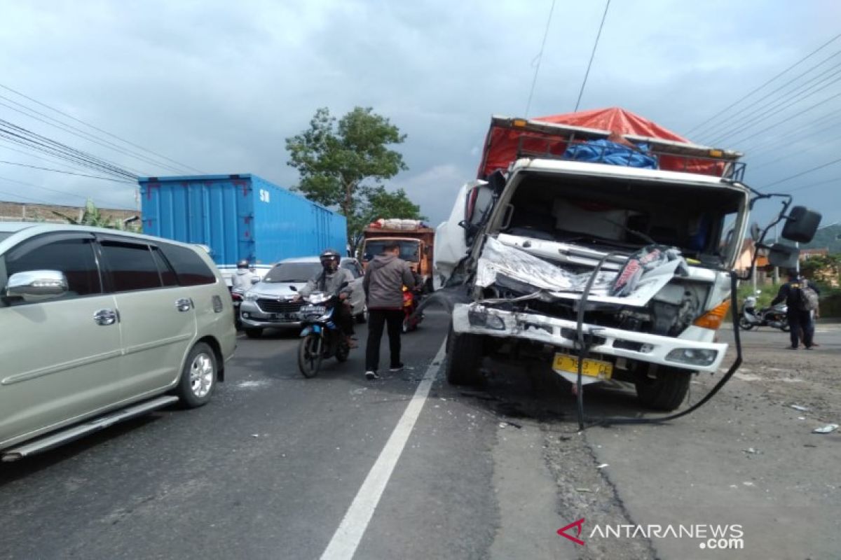 Kecelakaan beruntun di Brebes, empat orang luka