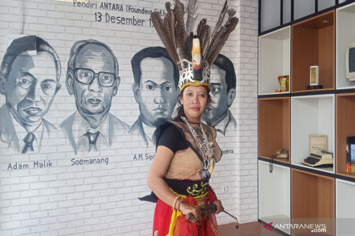 Hayatun tak lelah kenalkan seni Dayak Deyah