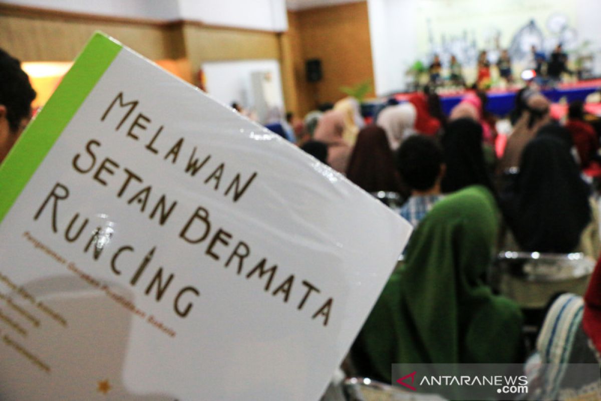 Buku "Melawan Setan Bermata Runcing" oposisi terhadap pendidikan formal