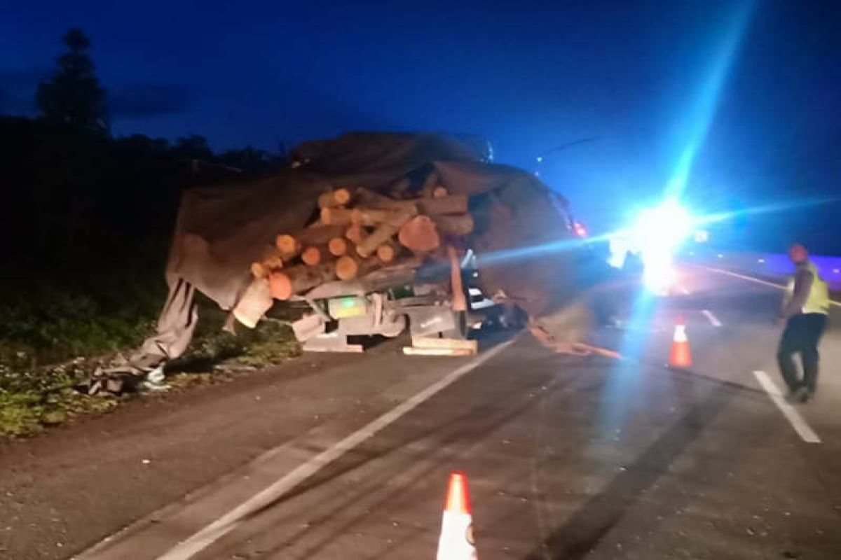 Bus Sinar Jaya tabrak truk di Tol Semarang-Solo, dua tewas