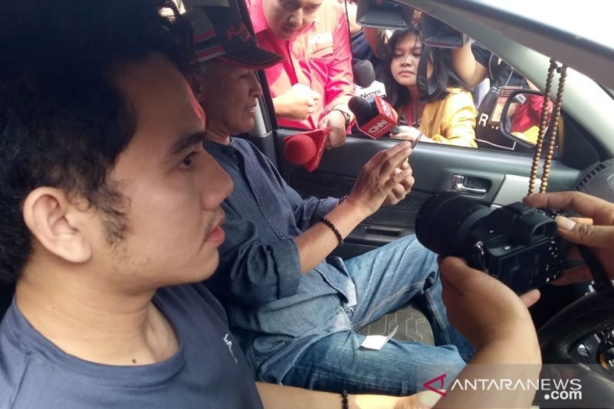 Keluarga WNI pascaobservasi virus corona berdatangan ke Bandara Halim