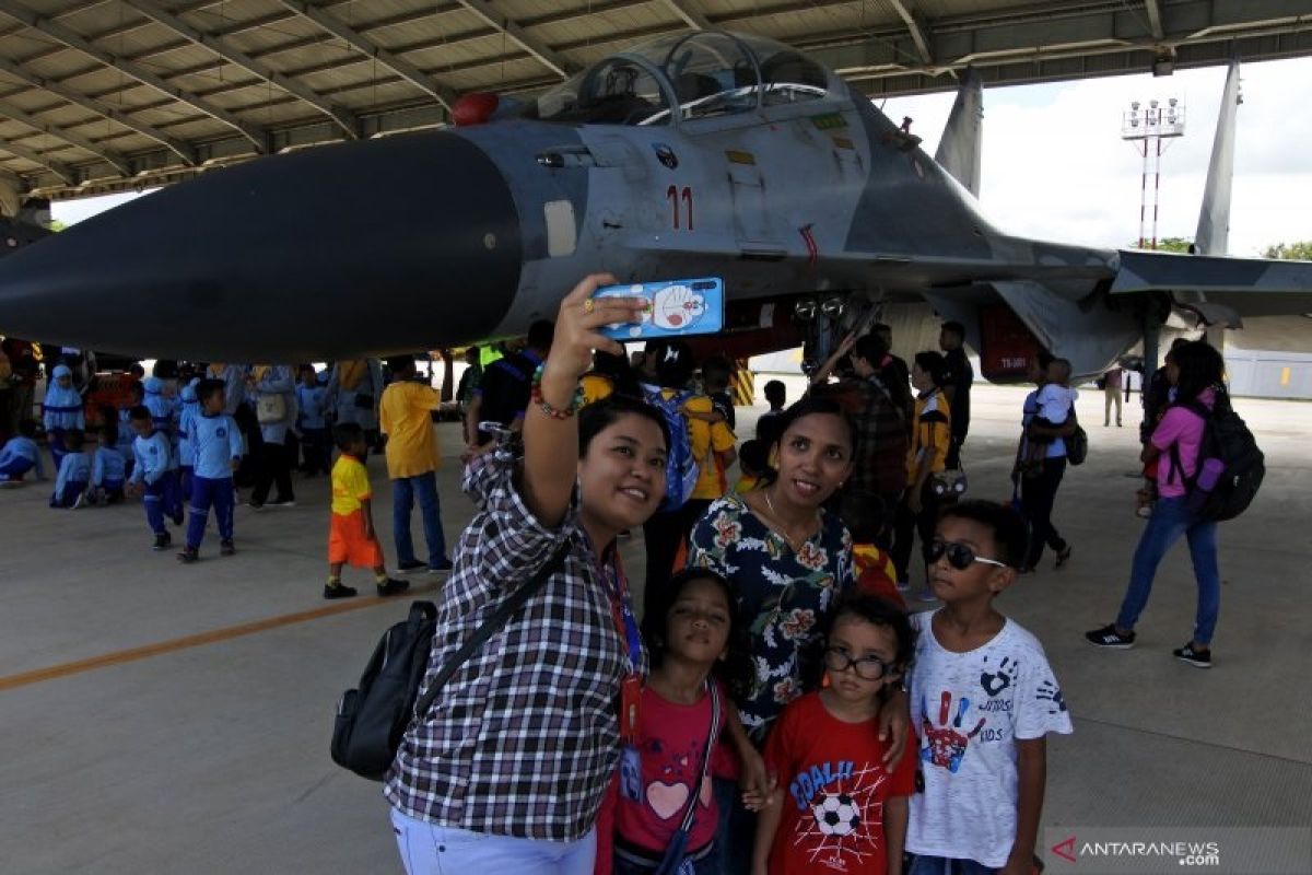 Pangkalan TNI AU Eltari pamerkan empat pesawat tempur Sukhoi Su-30 bagi publik