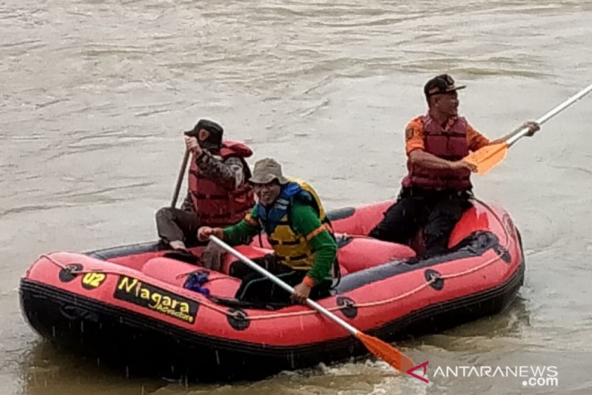 Tim SAR Sukabumi cari pria ceburkan diri ke Sungai Cimandiri