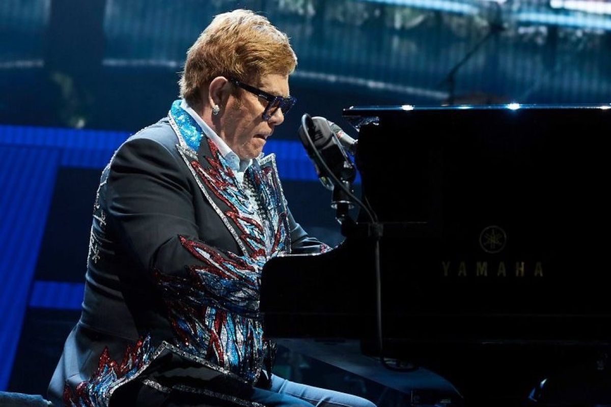 Kehilangan suara, Elton John terpaksa tinggalkan panggung