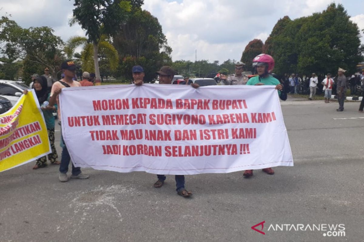 Warga demo minta penghulu diduga mesum diberhentikan