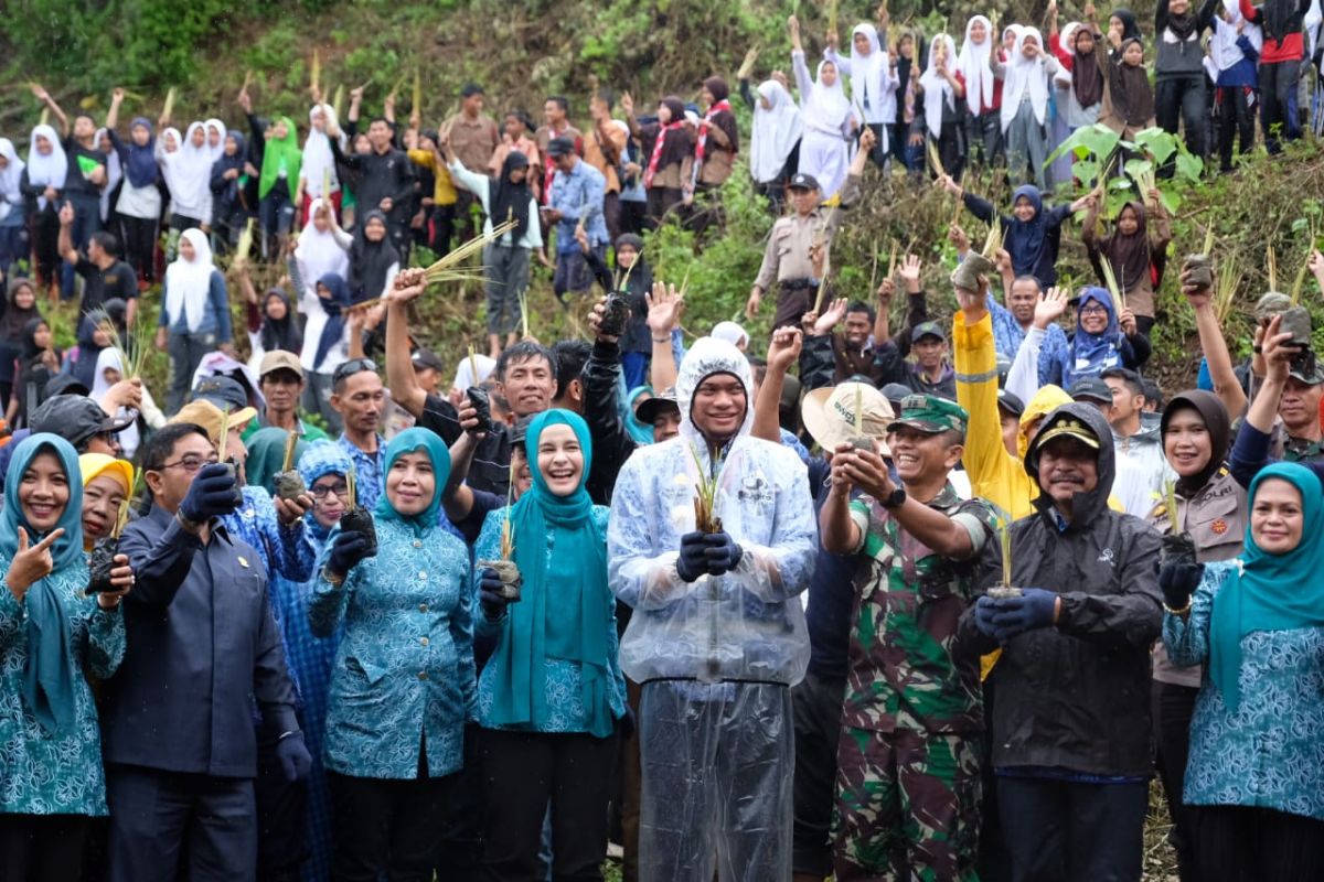 Pemkab Gowa tanam puluhan ribu bibit vetiver untuk cegah longsor