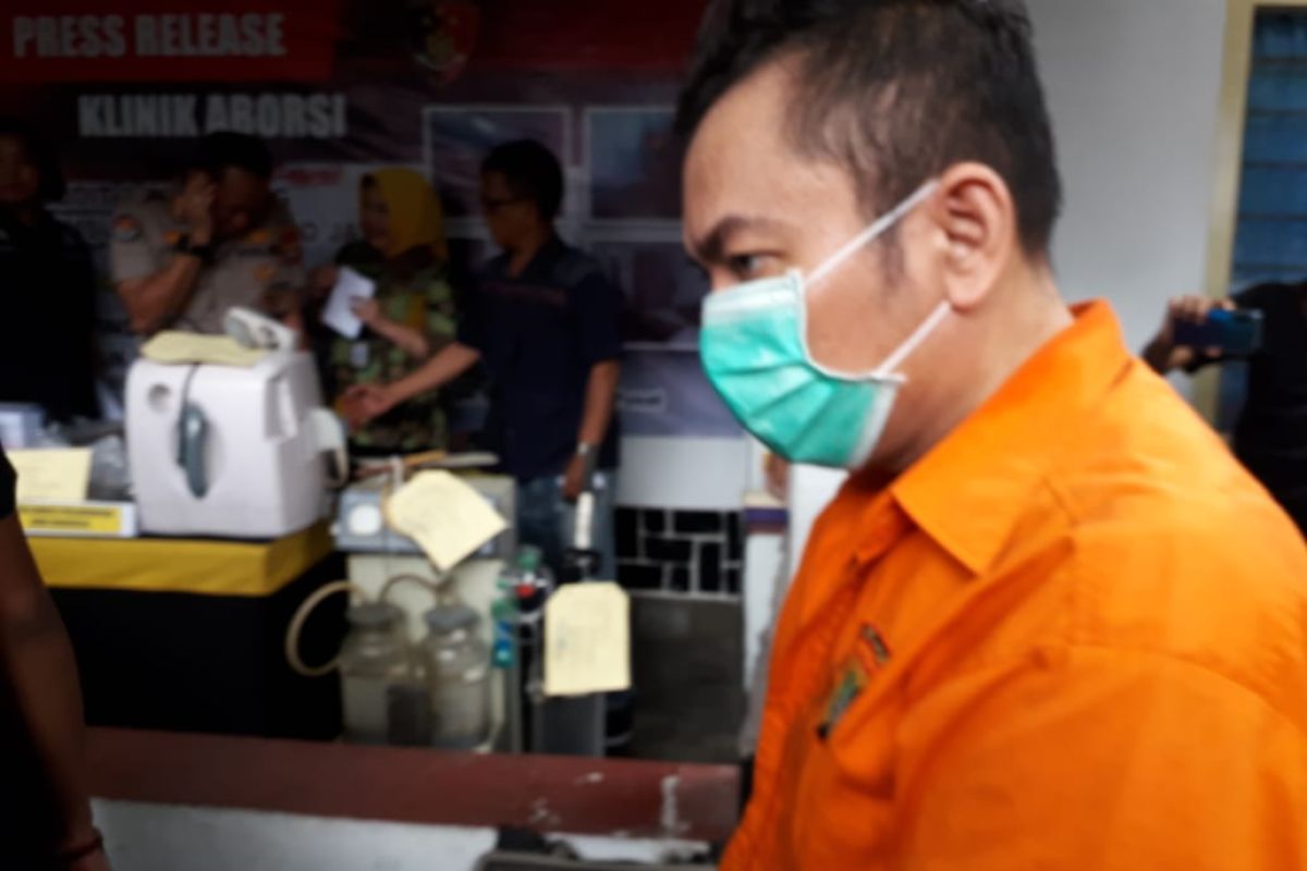 Tersangka klinik aborsi ilegal di Jakarta ternyata pecatan dokter PNS di Riau