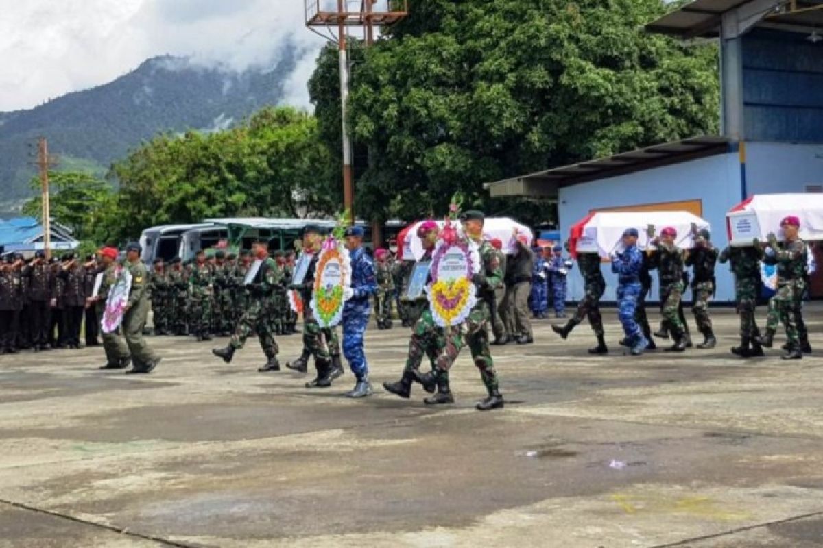 Delapan jenazah prajurit TNI yang gugur dalam kecelakaan heli di Papua dilepas secara militer