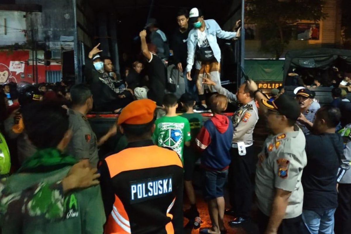 Polisi Blitar mengawal pemulangan suporter Persebaya dan Arema