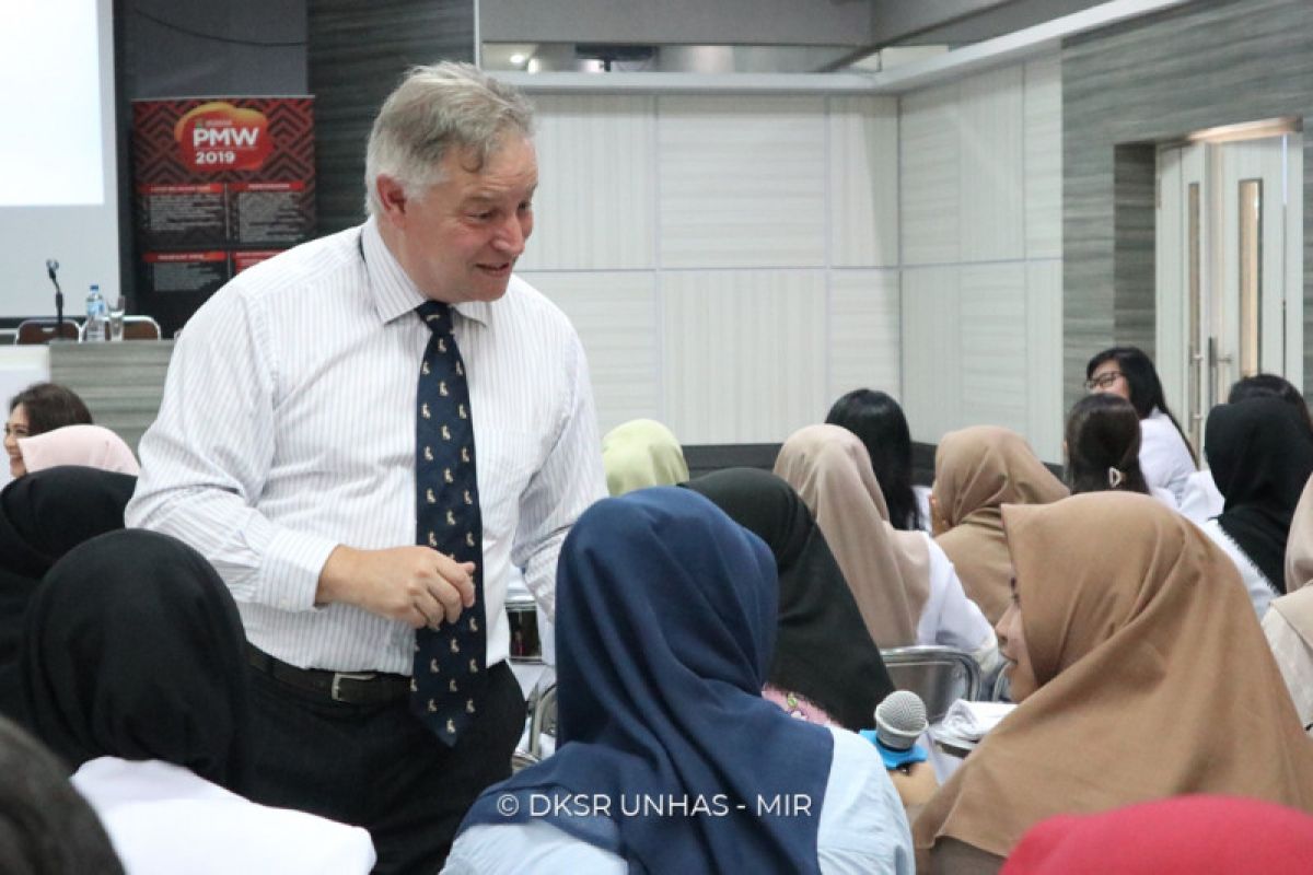 Pakar Australia Prof. Anderson bagi ilmu bedah kraniofasial di Makassar