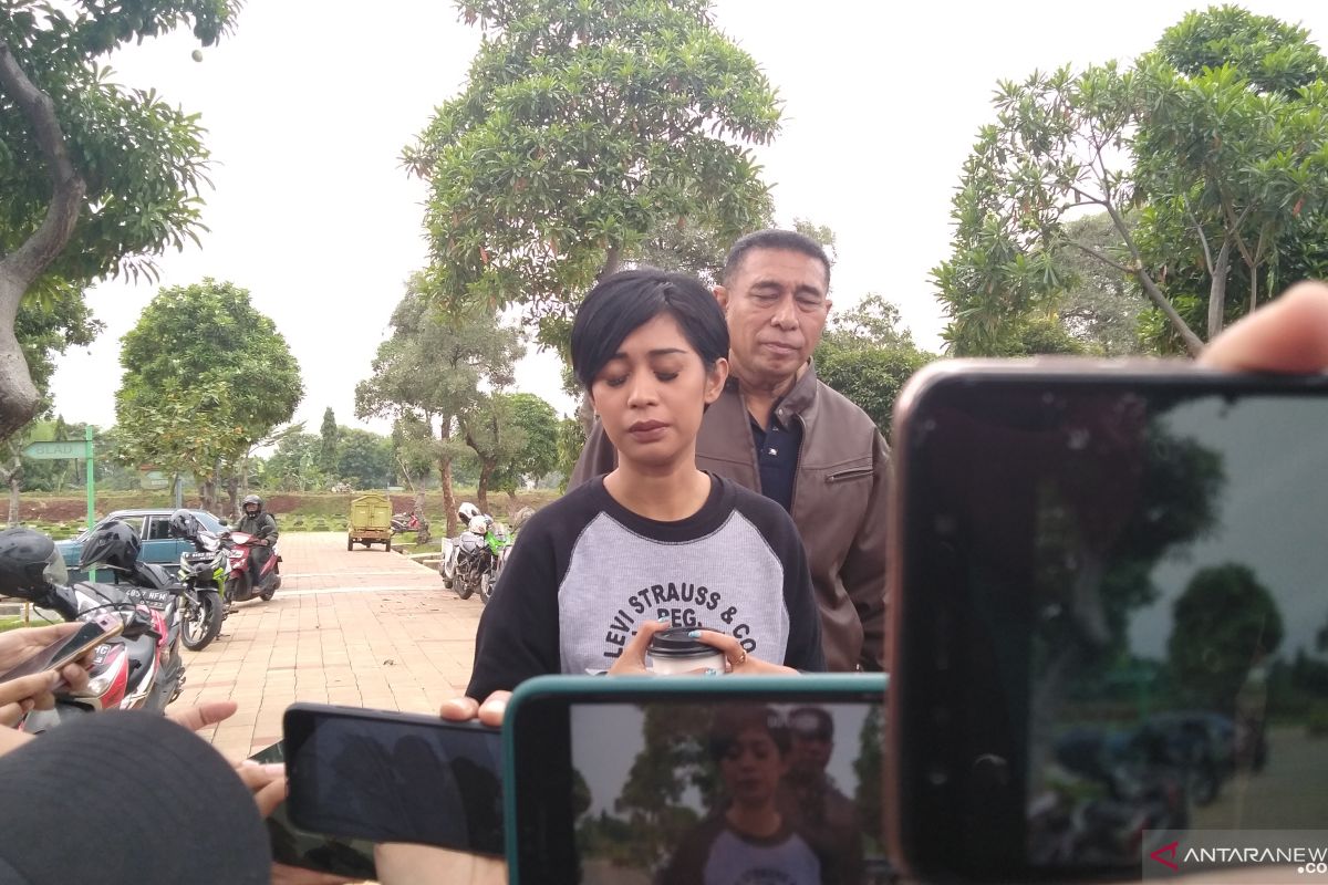 Karen setuju autopsi untuk ungkap  kebenaran kematian putrinya